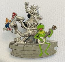 Disney Muppet 3D Courtyard Fountain LE Waldo Kermit Jim Henson Pin front