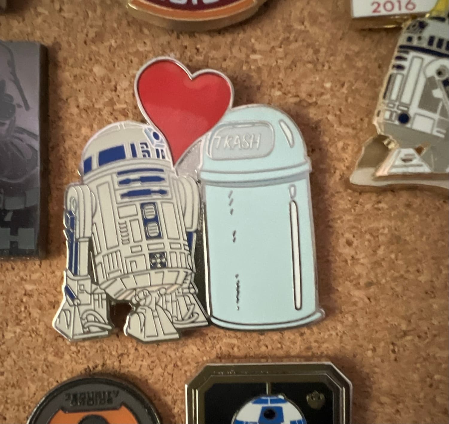 R2-D2 Heart Trash Can (Non-Pink Background)