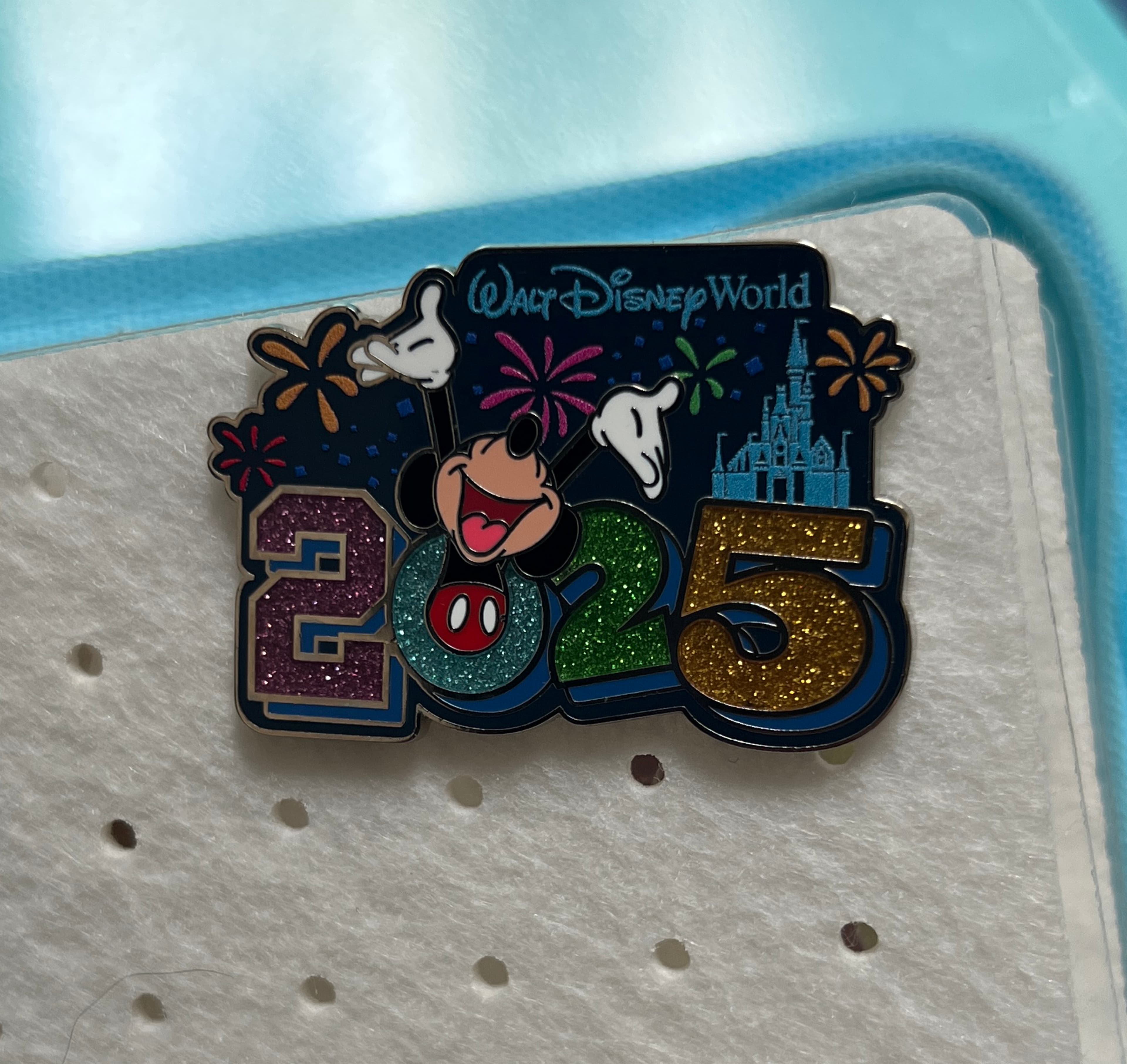 Mickey Mouse Popping out of 0 - 2025 Dated Year Pins - Walt Disney World