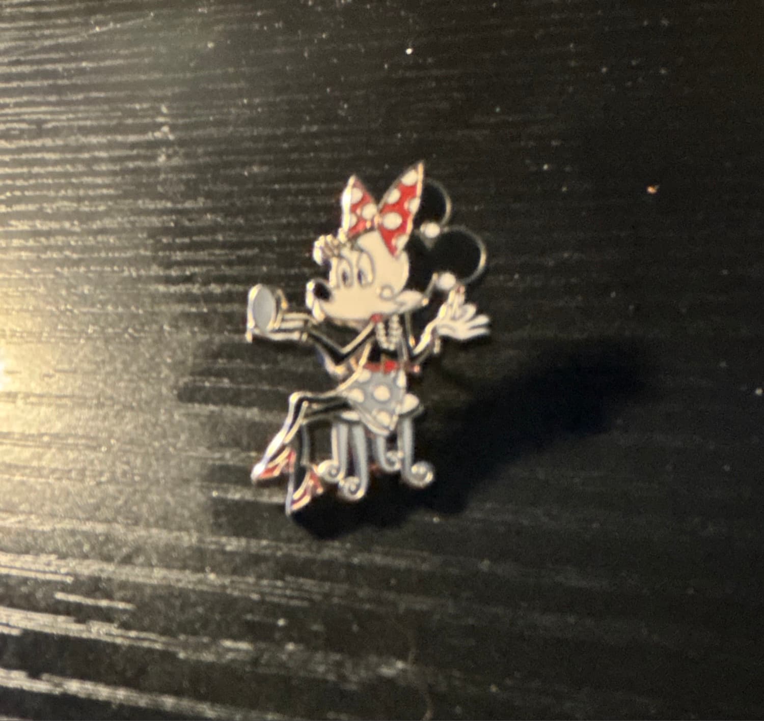 Minnie Mouse Powdering Her Nose front