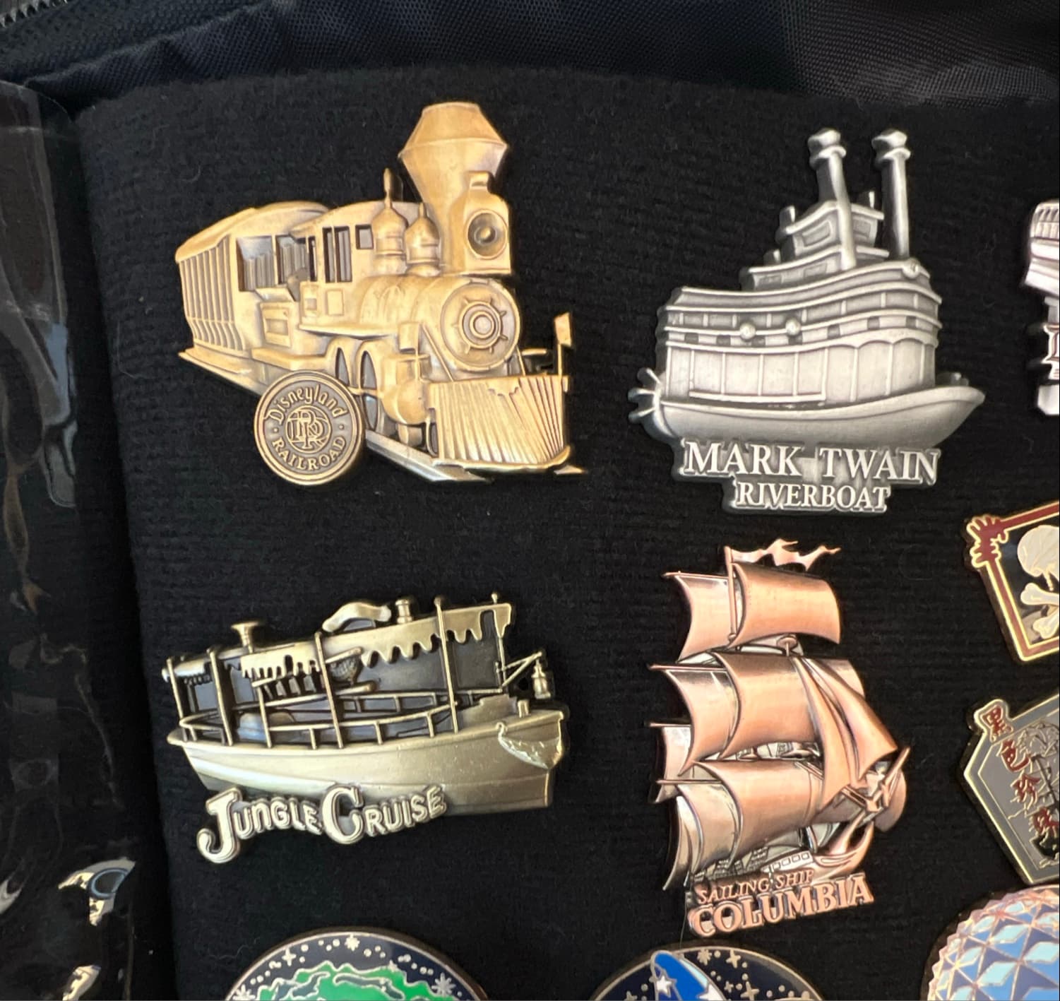 Disneyland Railroad - Tour the Lore Transportation Passholder Set front