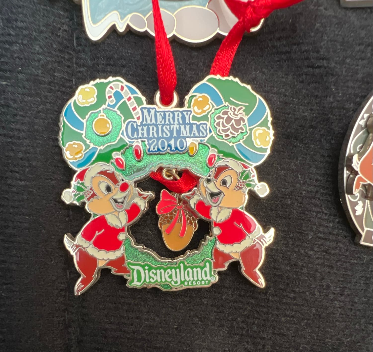 Chip and Dale Merry Christmas 2010 Disneyland Resort Wreath Pin