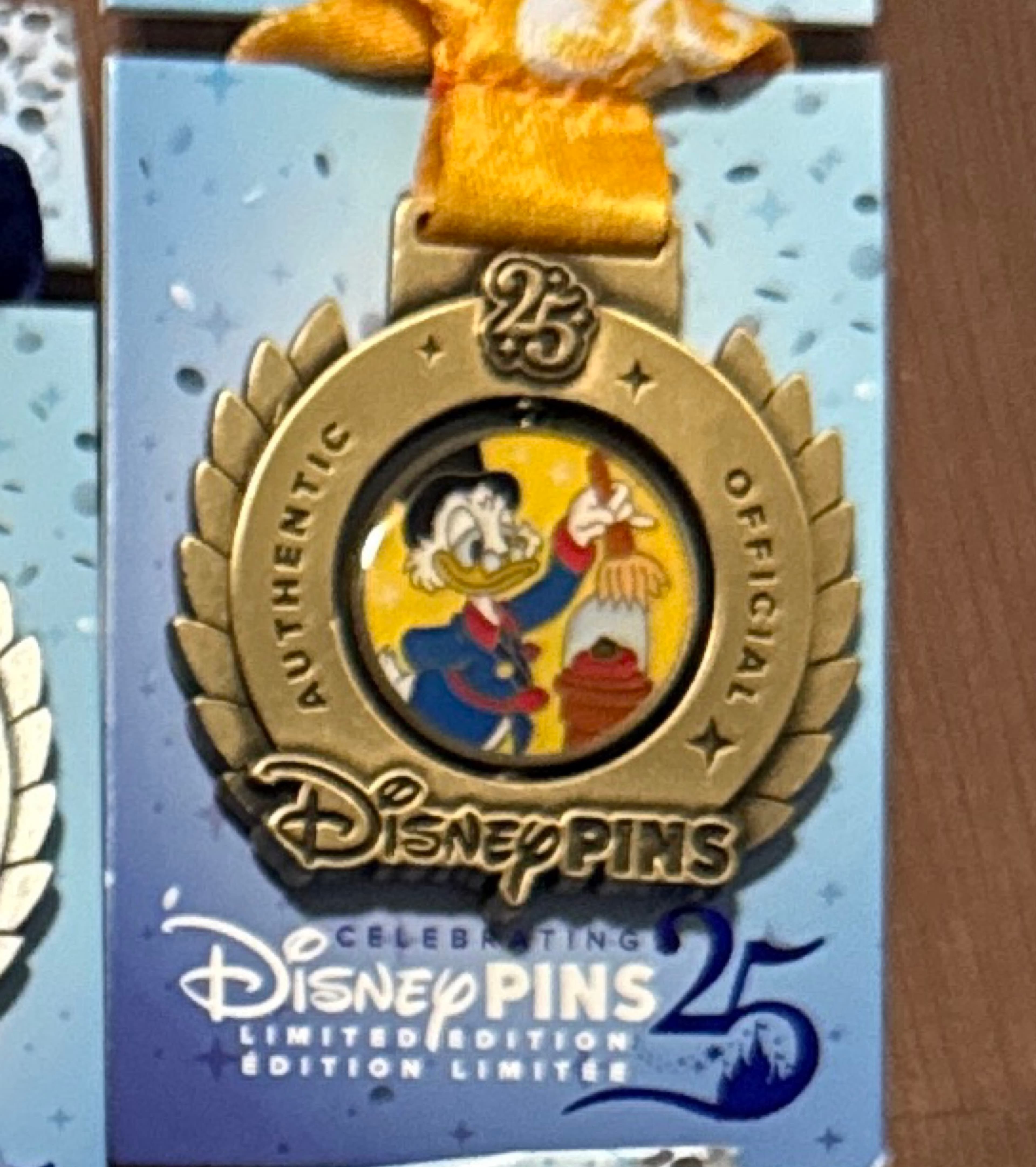 Scrooge McDuck - Celebrating Disney Pins 25: Medals front