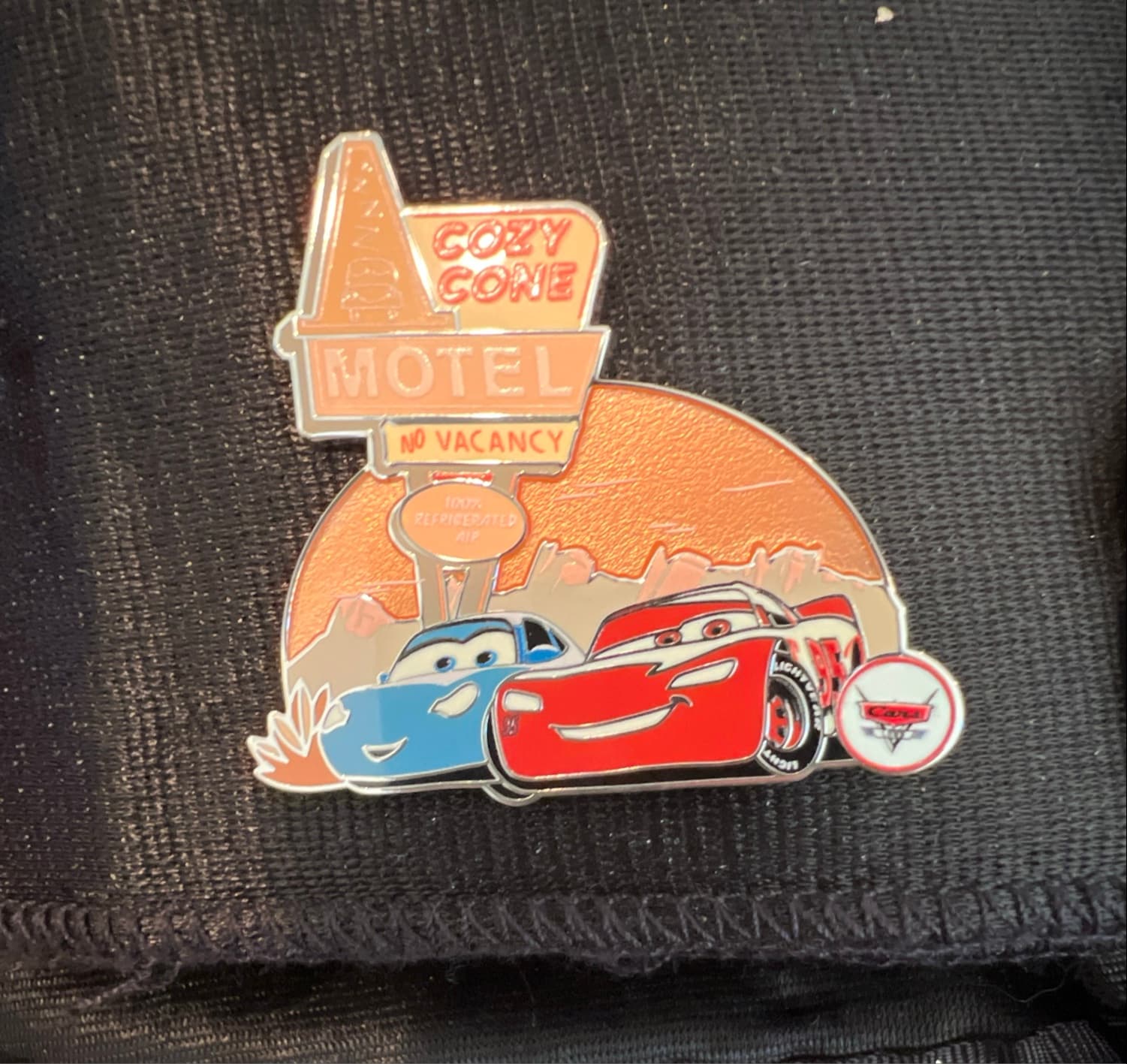 Cozy Cone Motel Pin - Lightning McQueen and Sally front