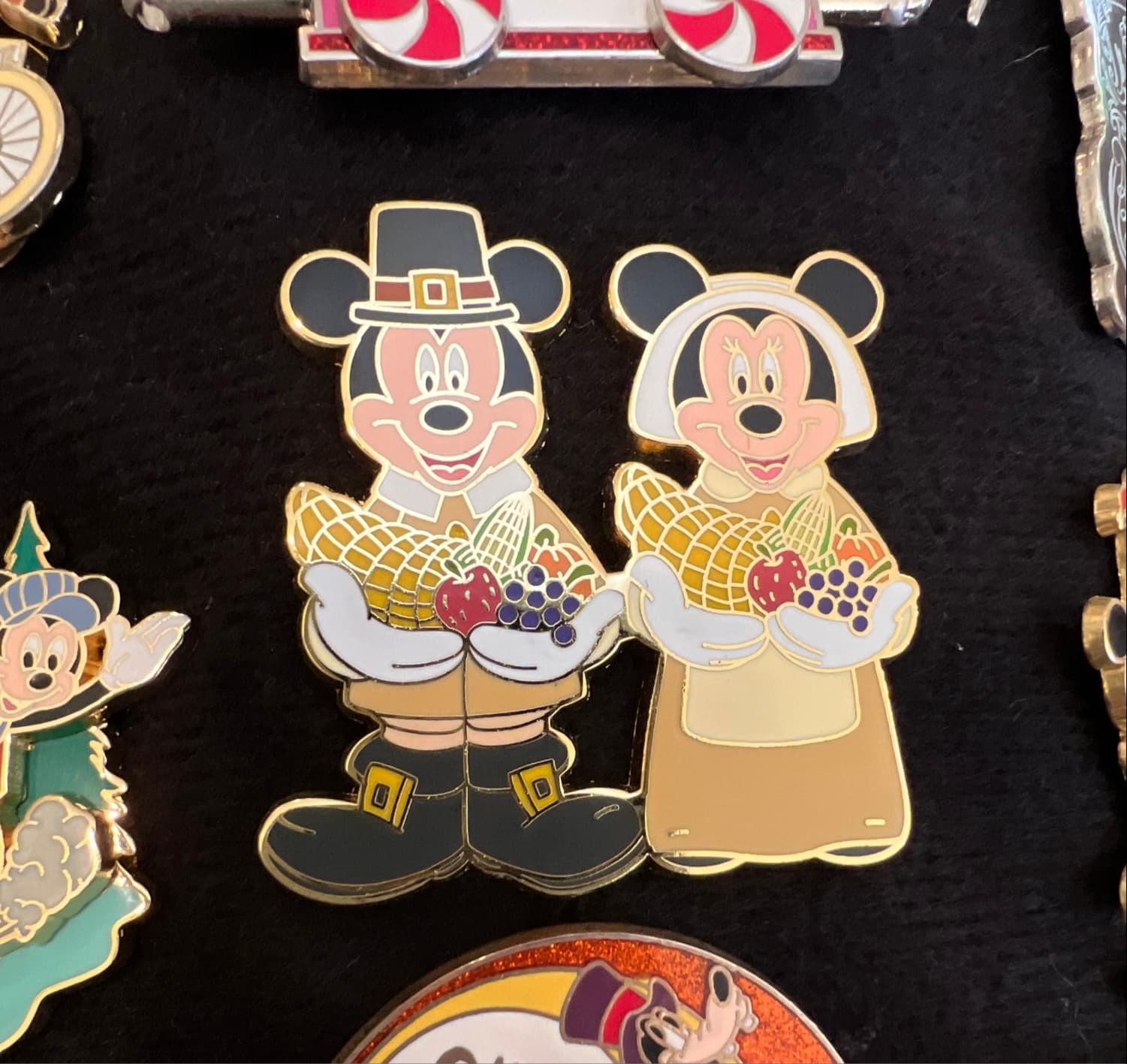 Mickey and Minnie Mouse Pilgrims Thanksgiving Pin front