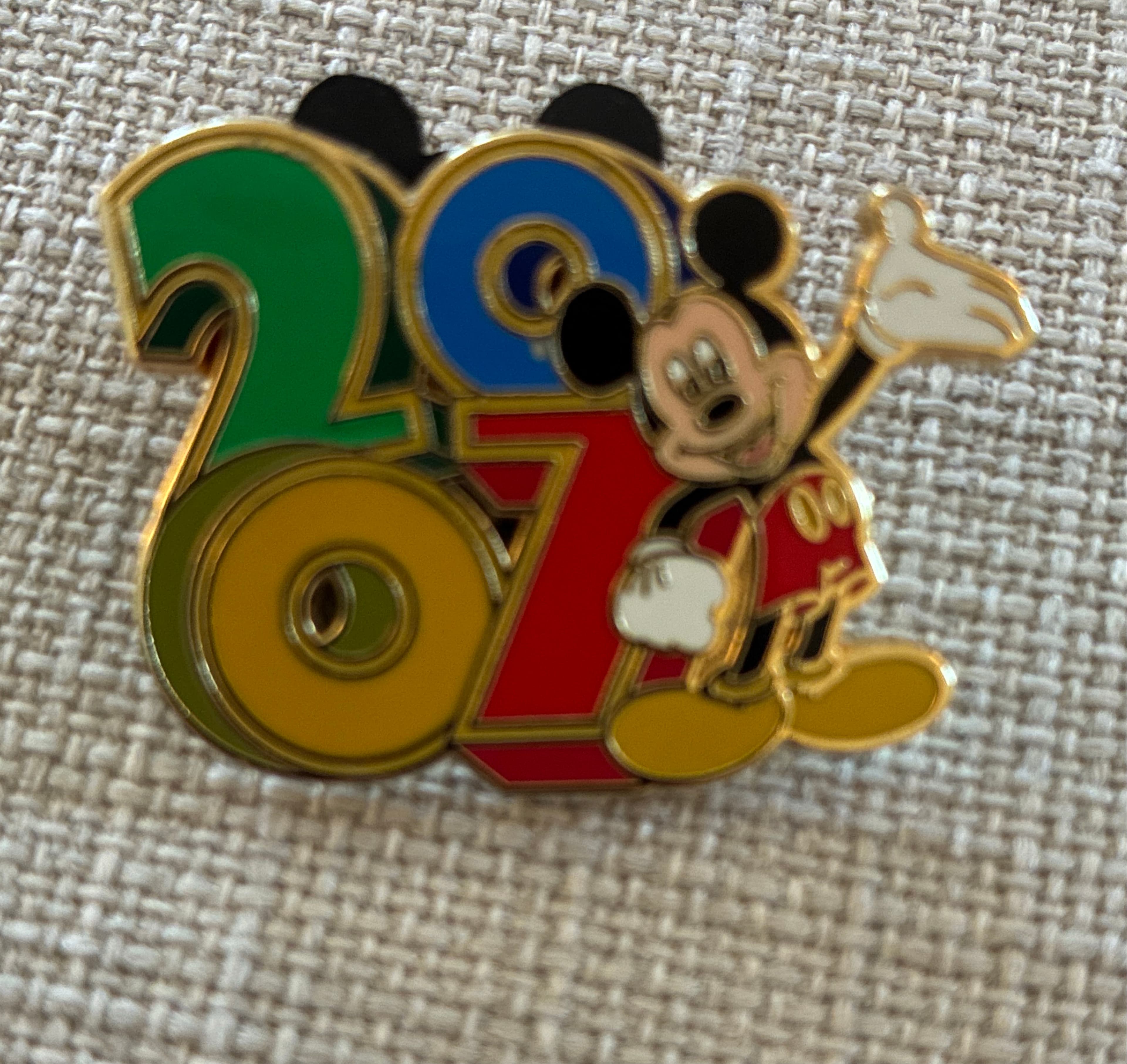 Disney 2007 Mickey Waving Pin