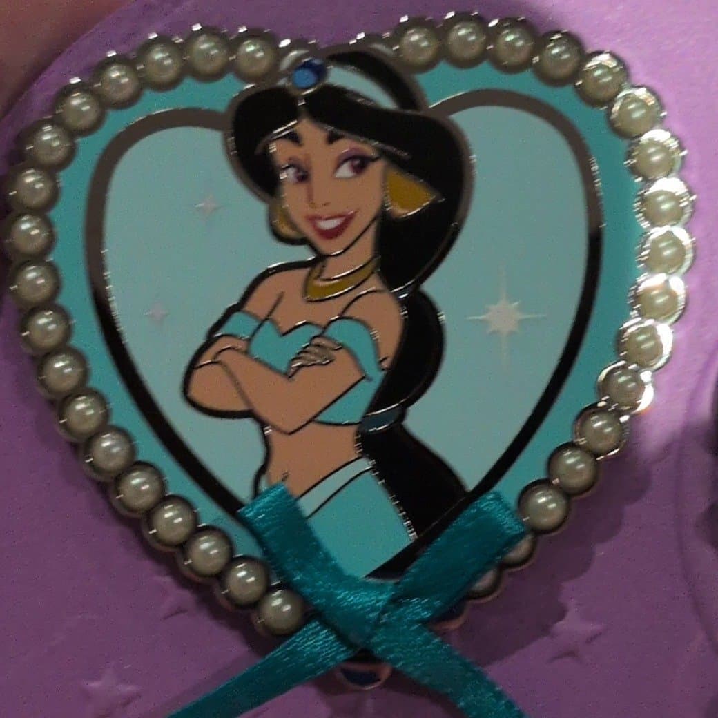 Princess Jasmine Heart Pearl Frame Pin front