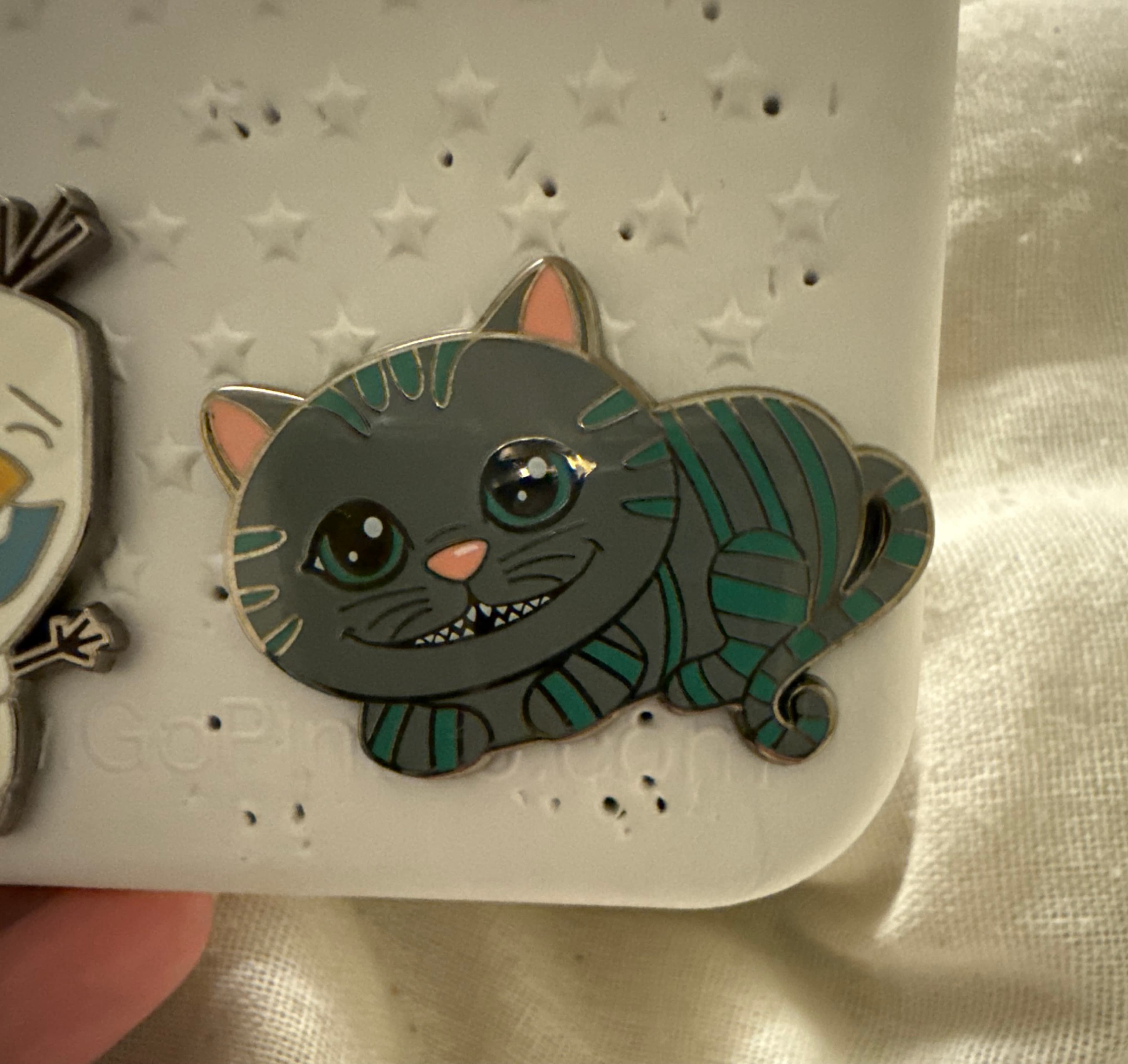 Disney Alice in Wonderland Cheshire Cat Collectible Trading Pin front