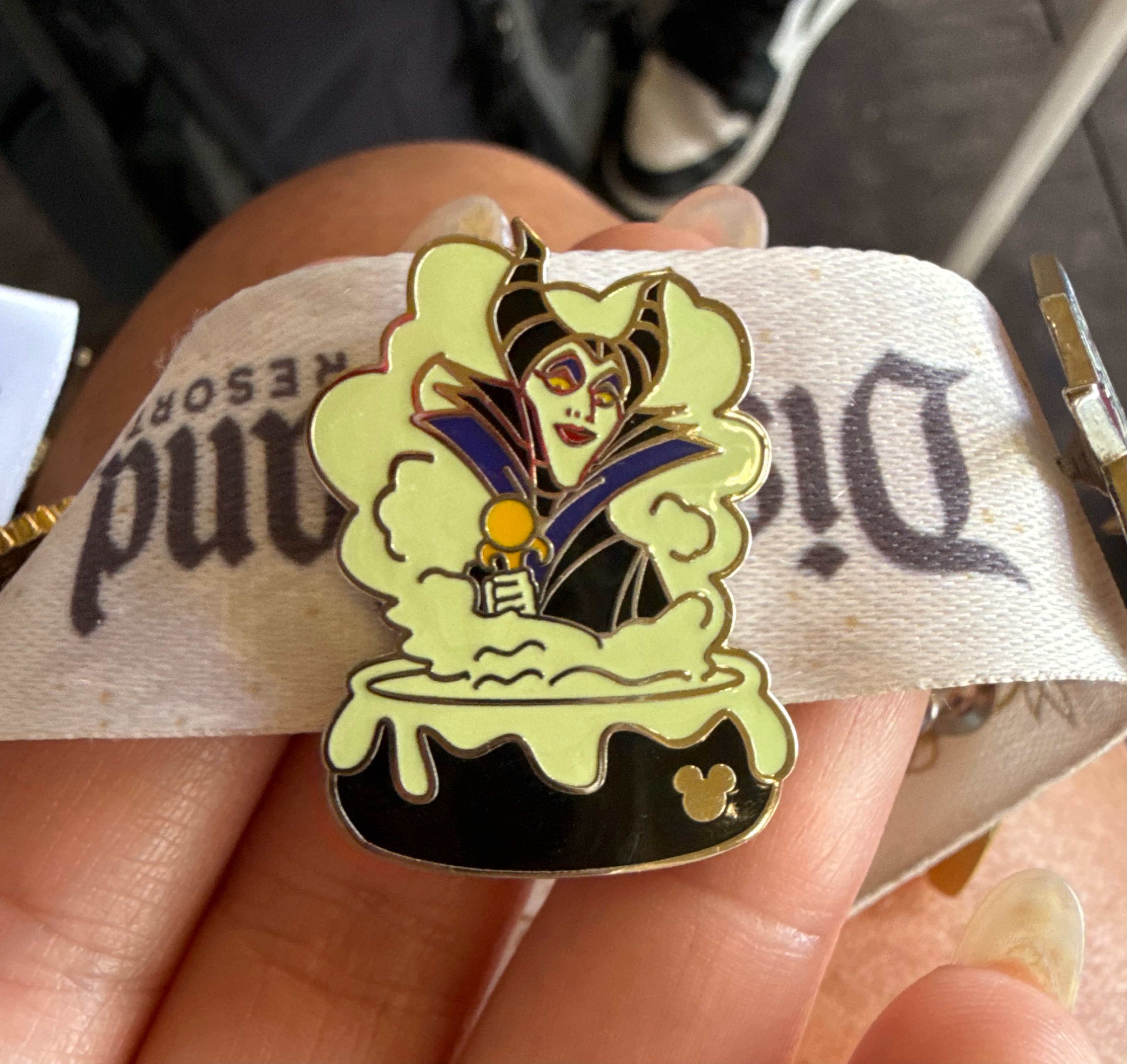 2007 Hidden Mickey - Cauldron