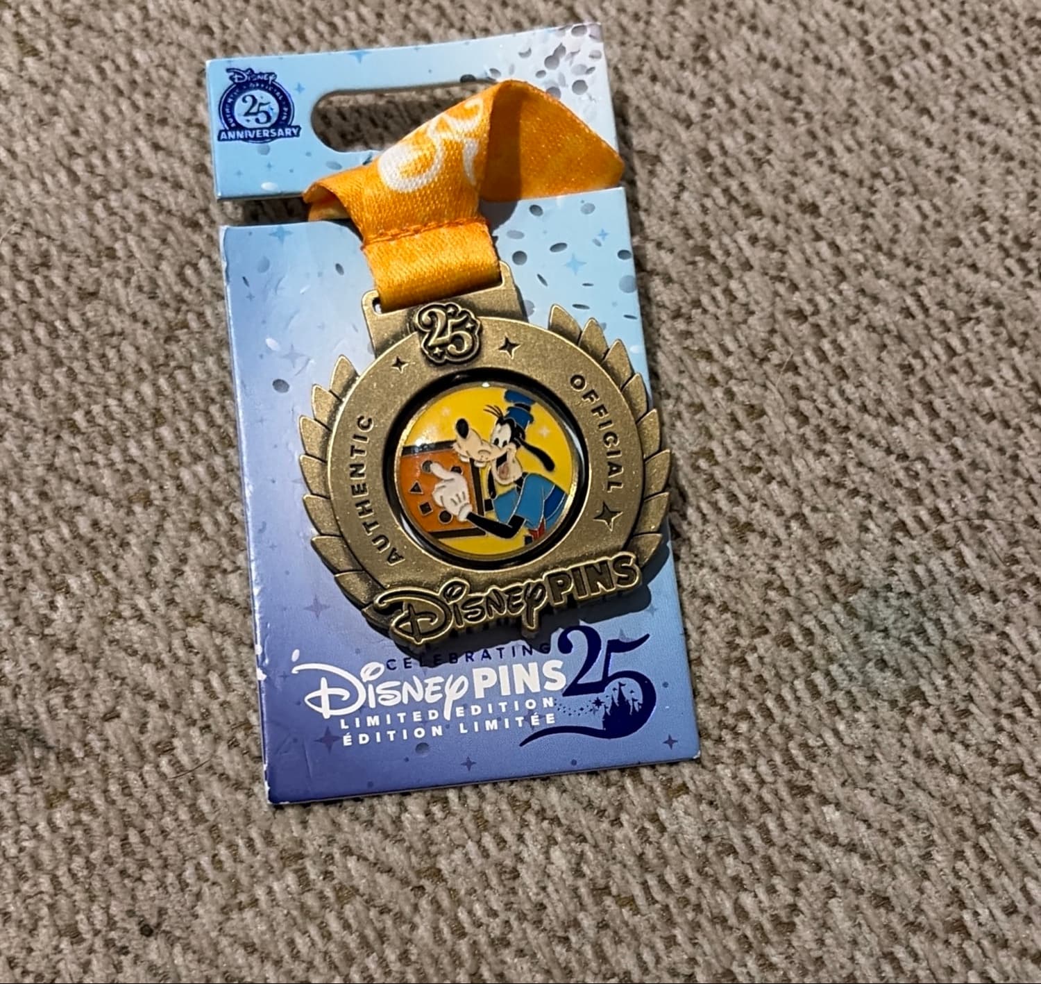Goofy and Max - Disney Pin Trading 25th Anniversary Medal front