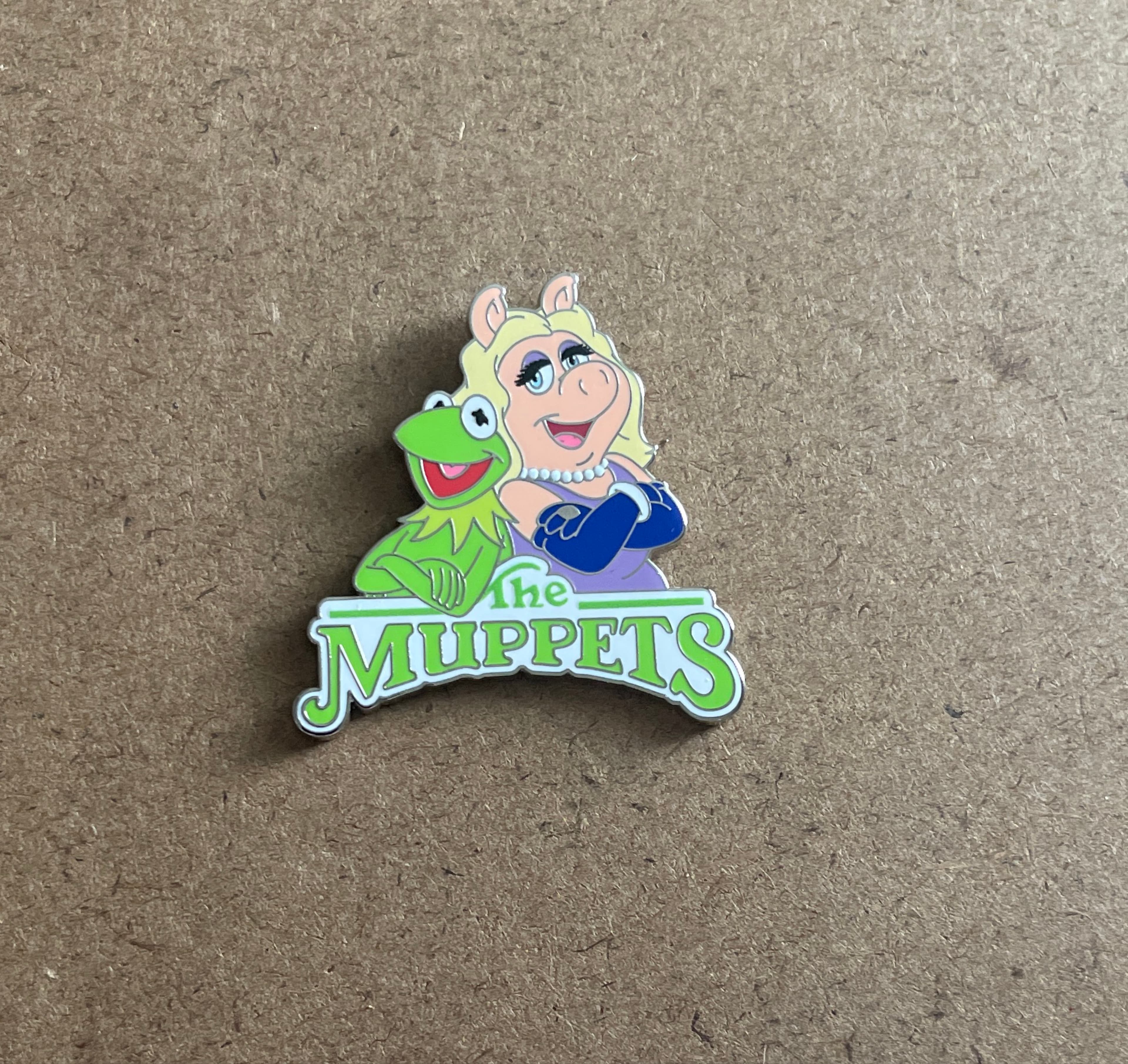 Kermit The Frog & Miss Piggy The Muppets Logo Pin