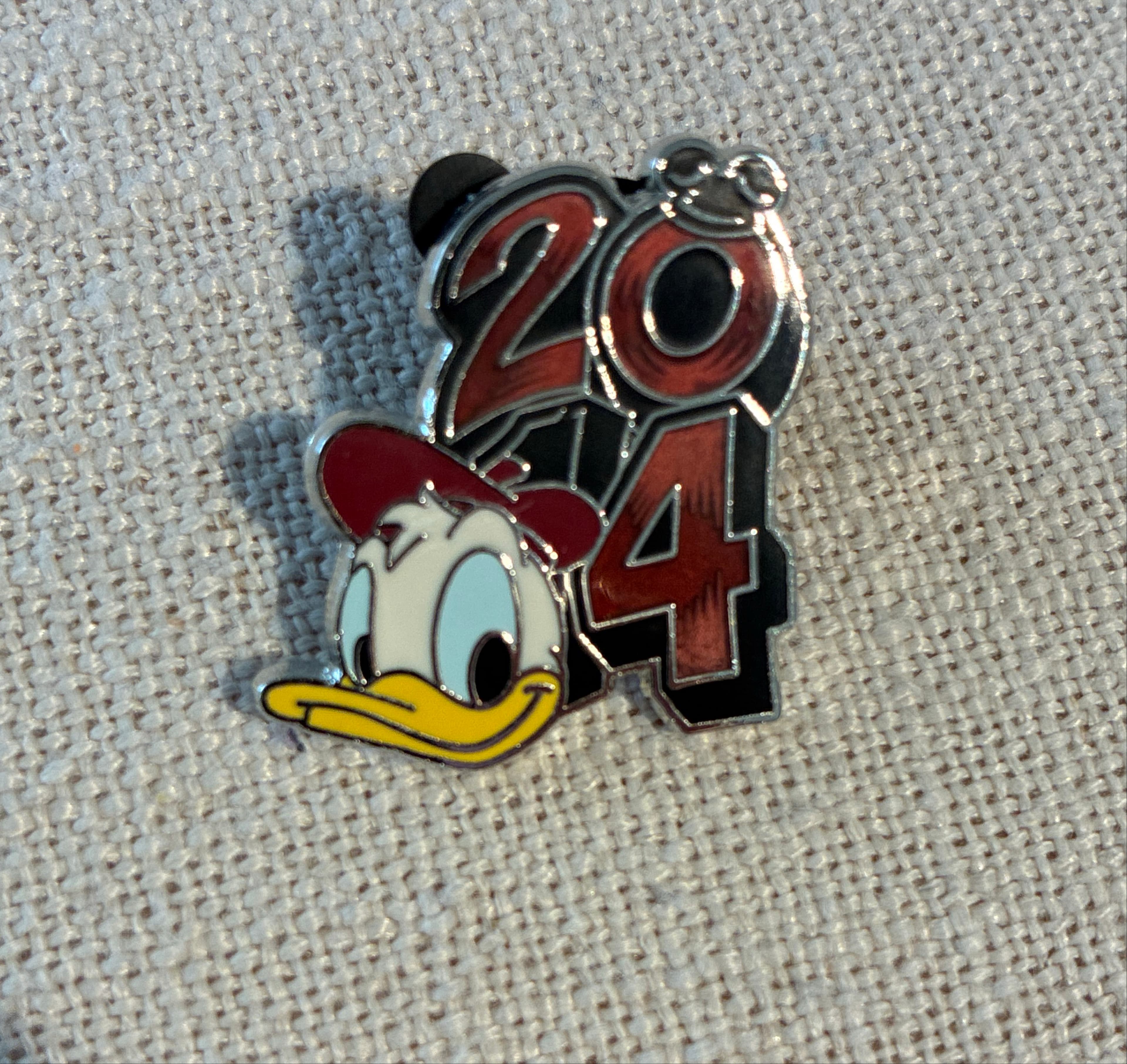 Donald Duck 2024 Yearly Dated Starter Pin