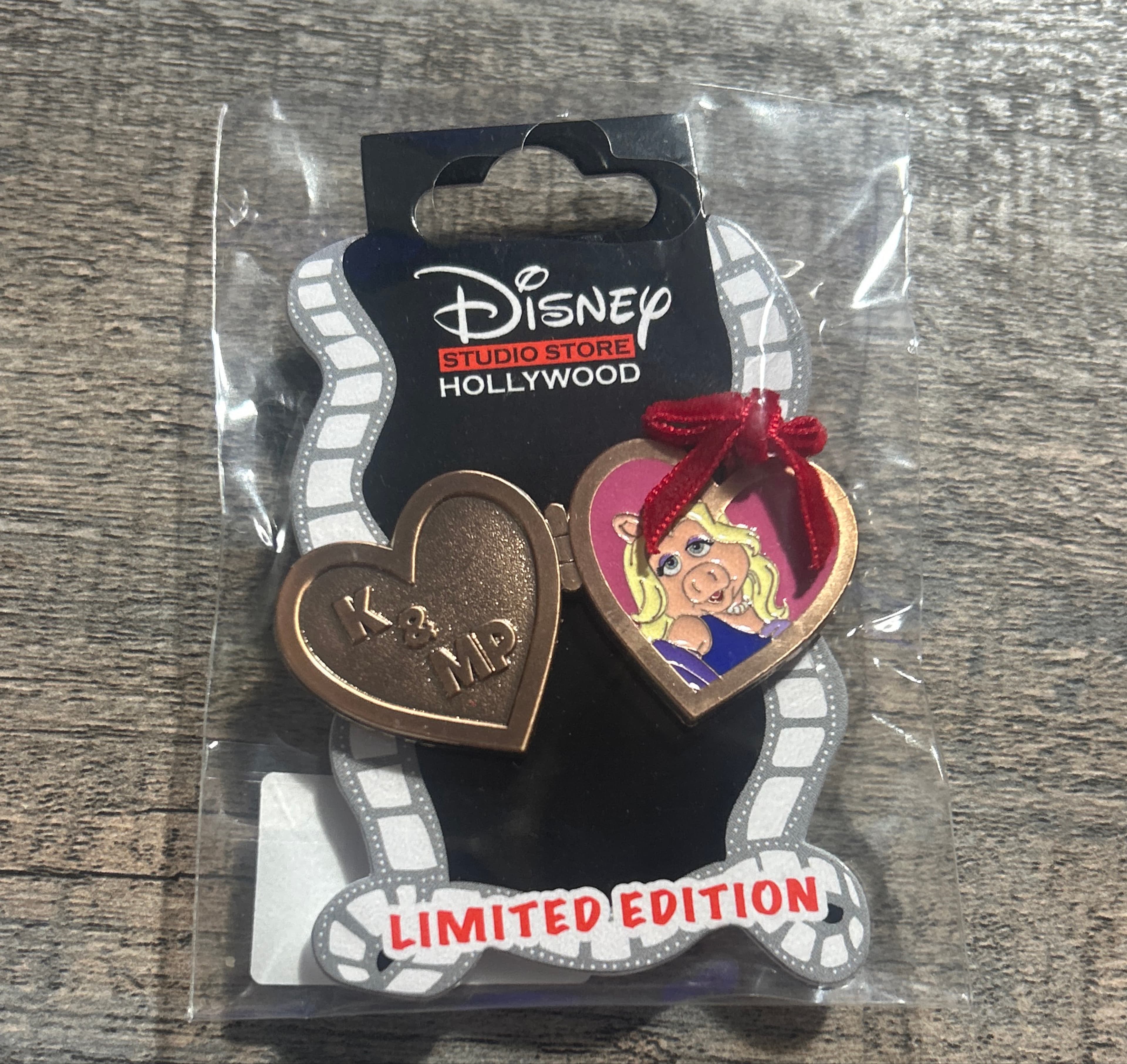Miss Piggy - Love Lockets - Disney Studio Store Hollywood