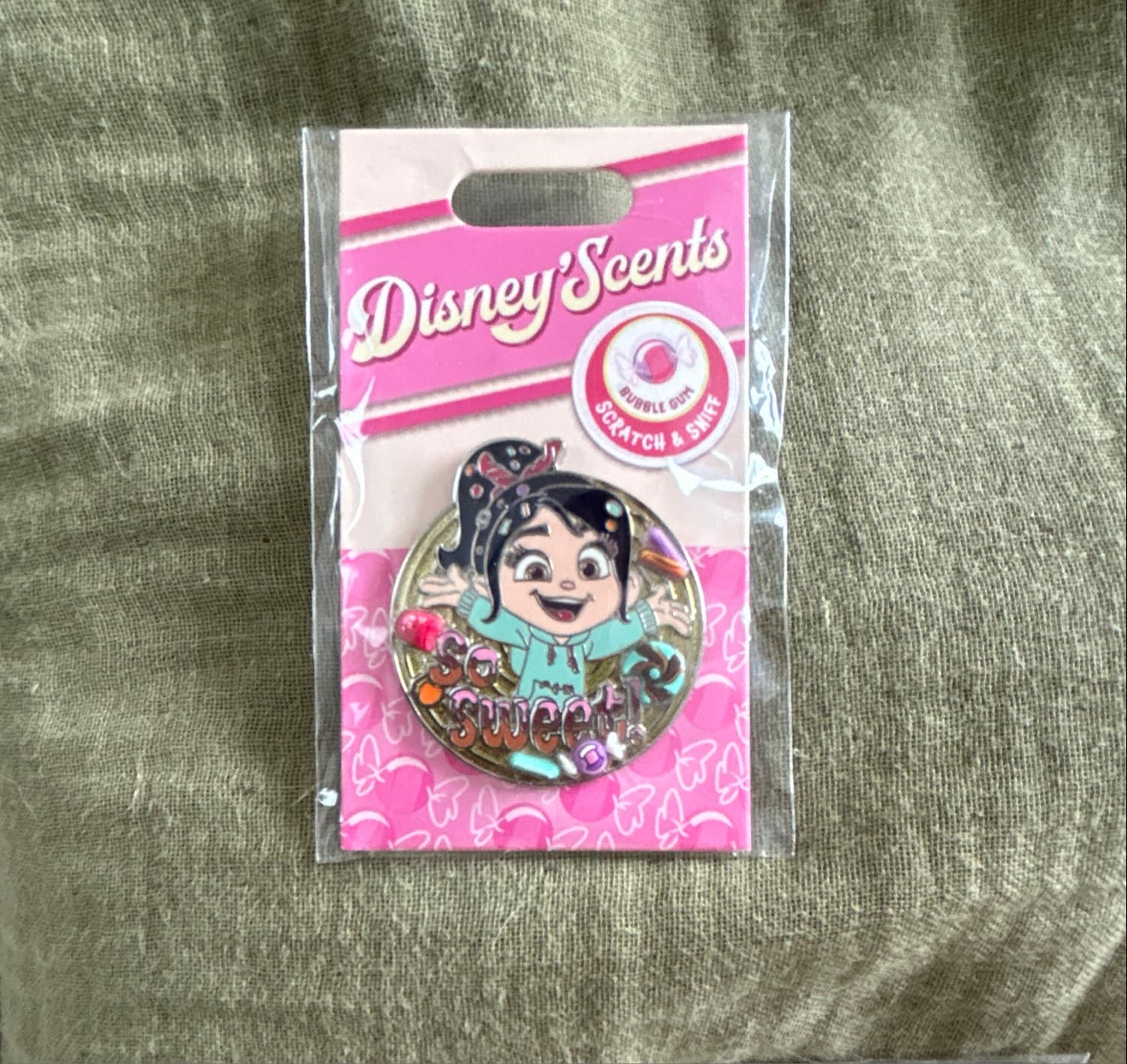 Vanellope "So Sweet!" Bubble Gum Scratch & Sniff Pin - Wreck-It Ralph - Disney Scents front