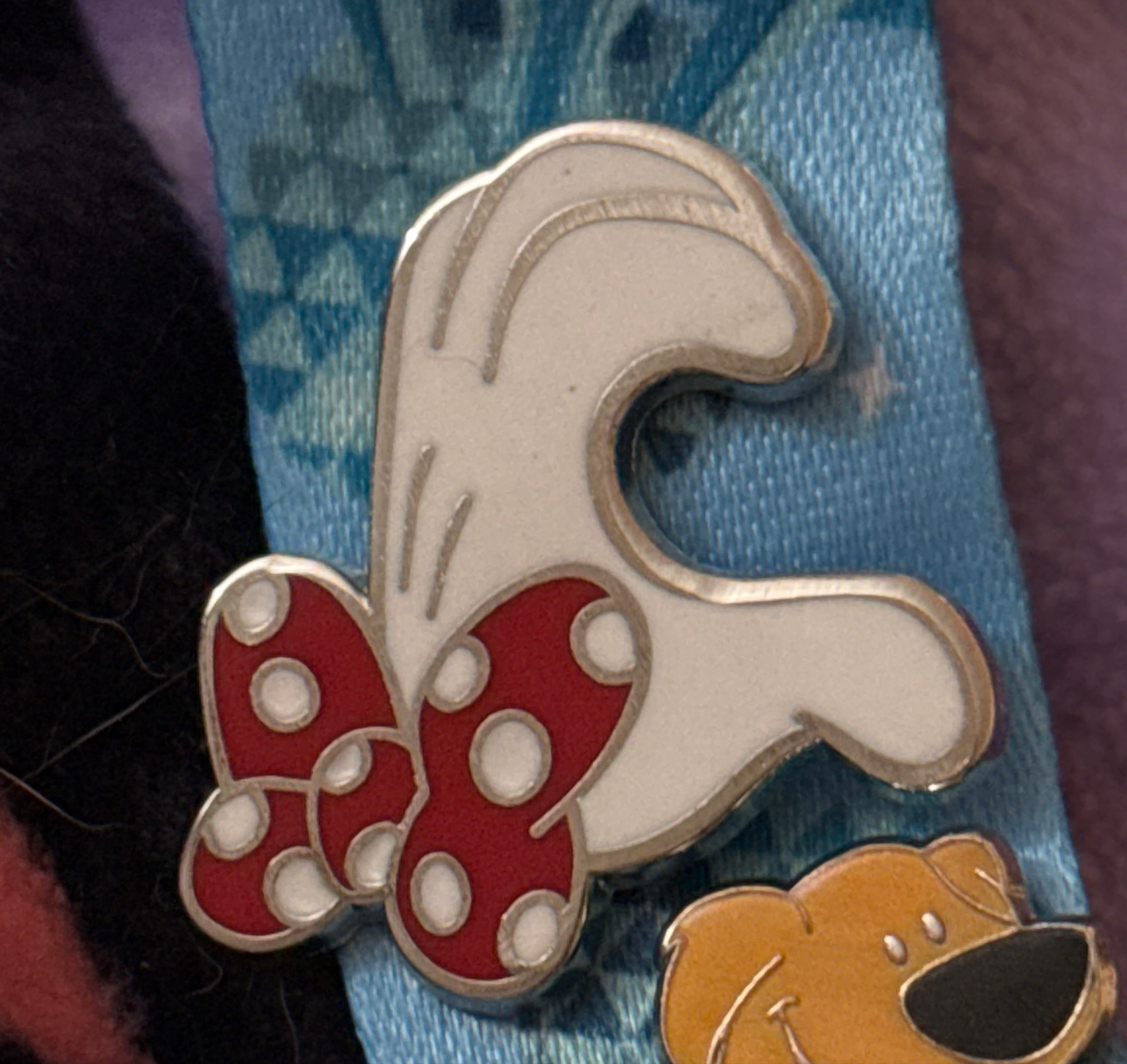 Minnie Mouse Half Heart - Heart Hands - Disney Store US front