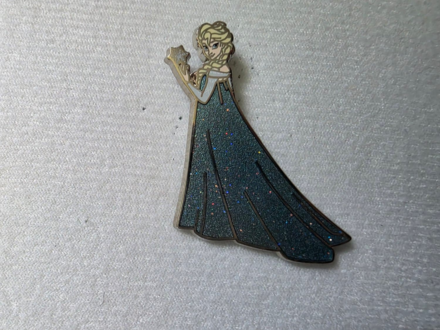 182Elsa-OE
Elsa is an Open Edition pin from the Frozen Disney pin front