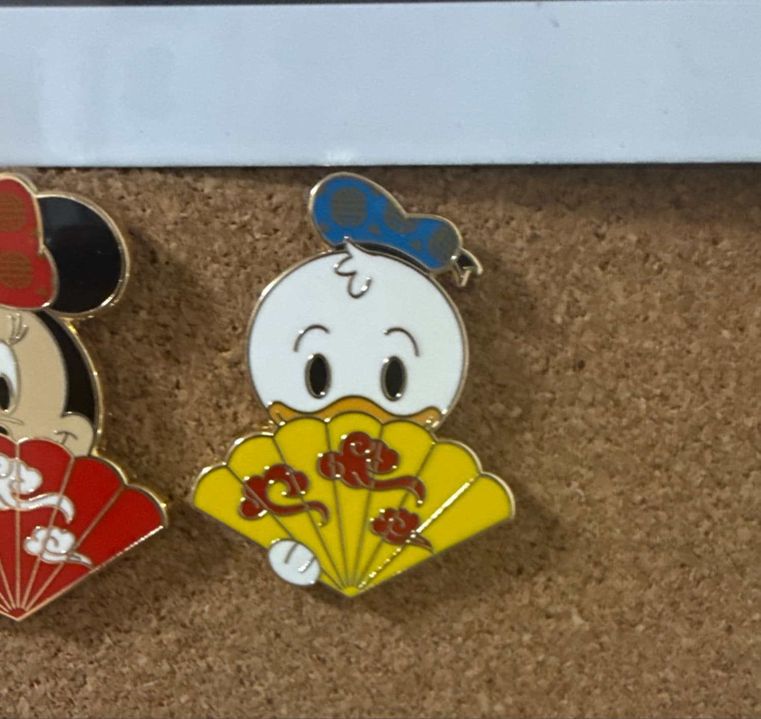 Donald Duck - Character Folding Fans Mystery Pin