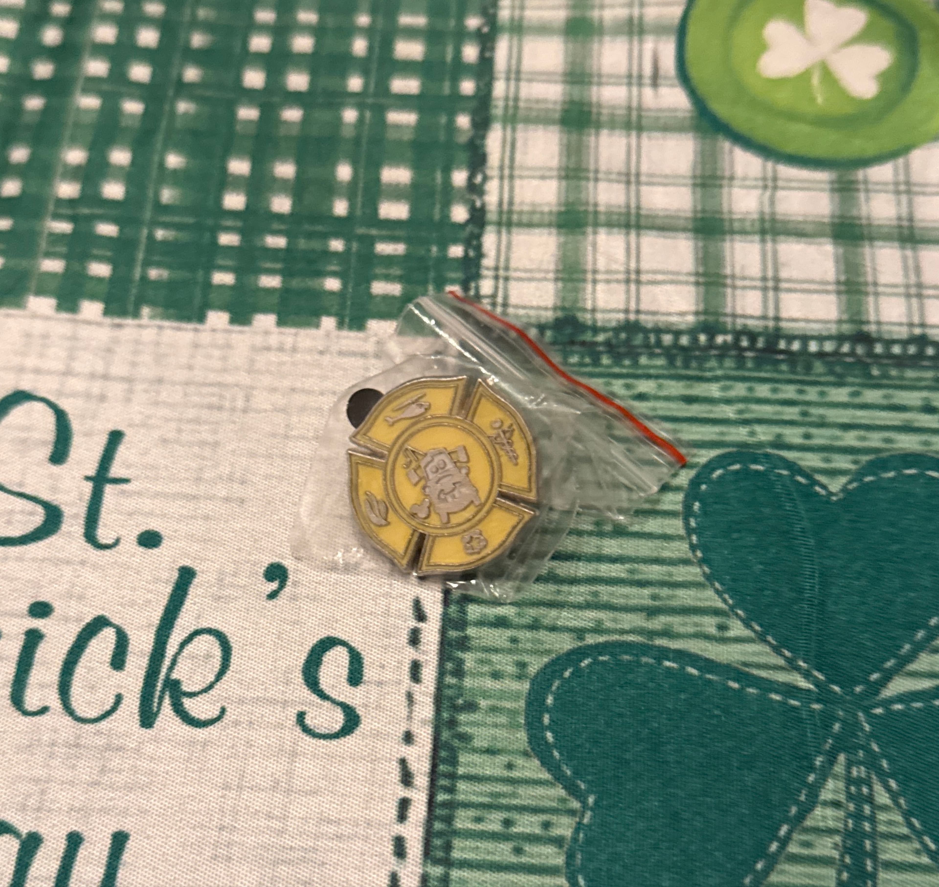 Practical Pig - Icon Crests / Shield - Hidden Mickey 2019 front