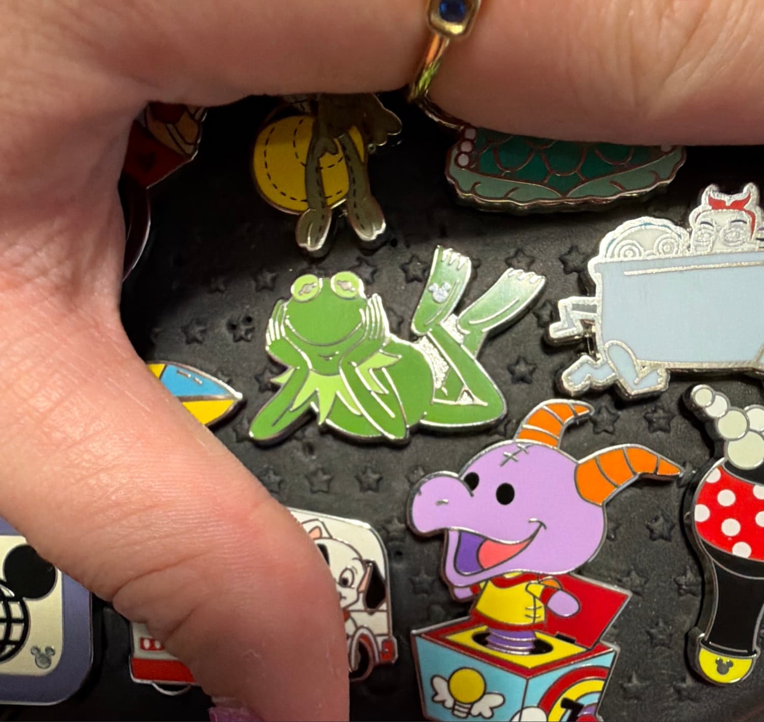 Hidden Mickey Wave B Green Color Story