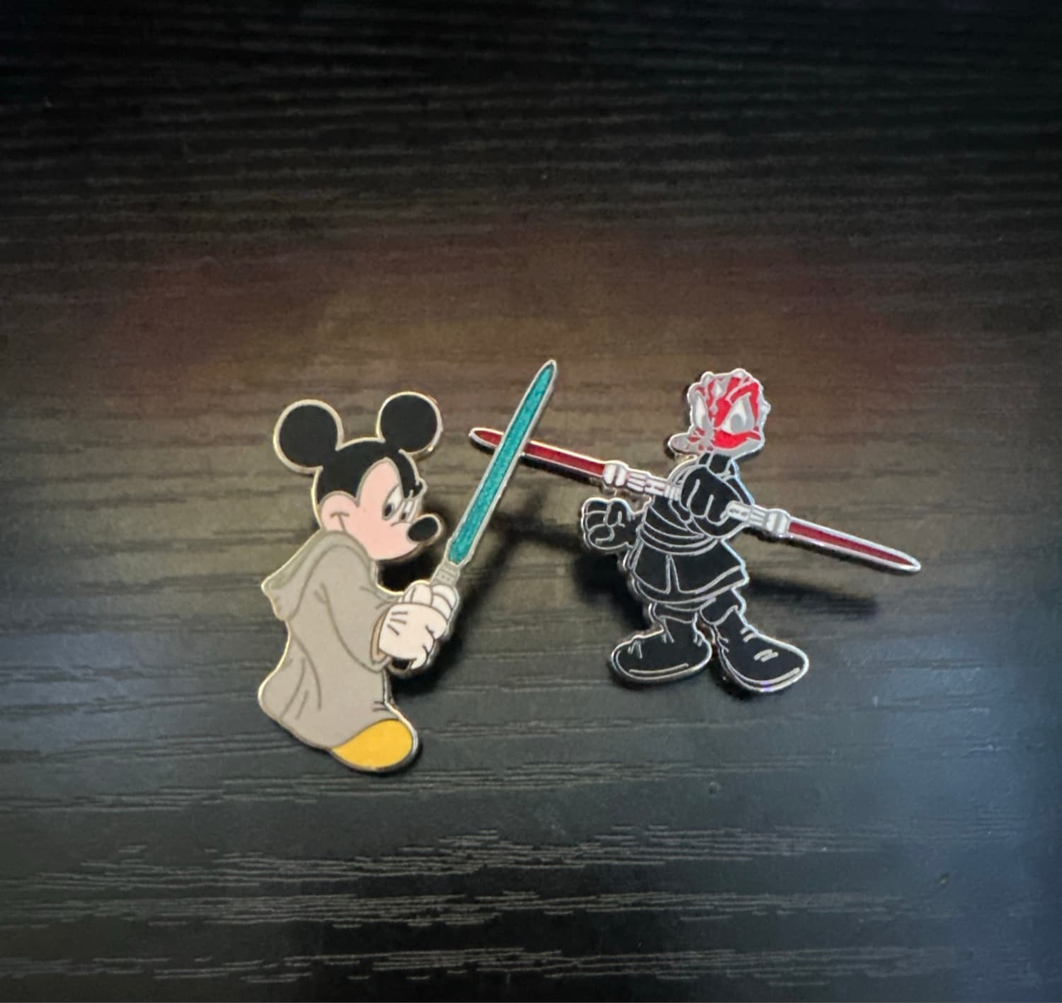 Jedi Mickey vs. Darth Maul Diorama Pin front