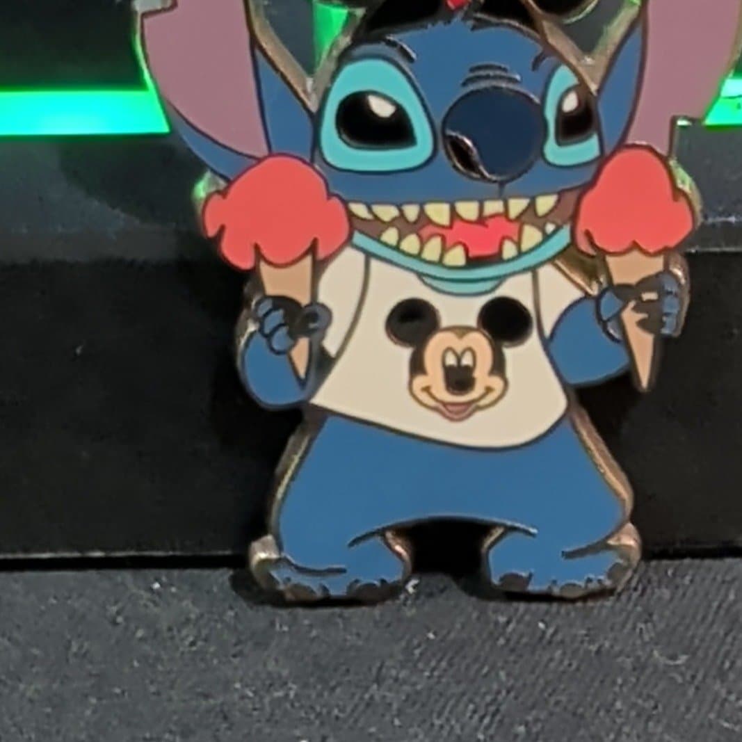 Tourist Stitch with Ice cream