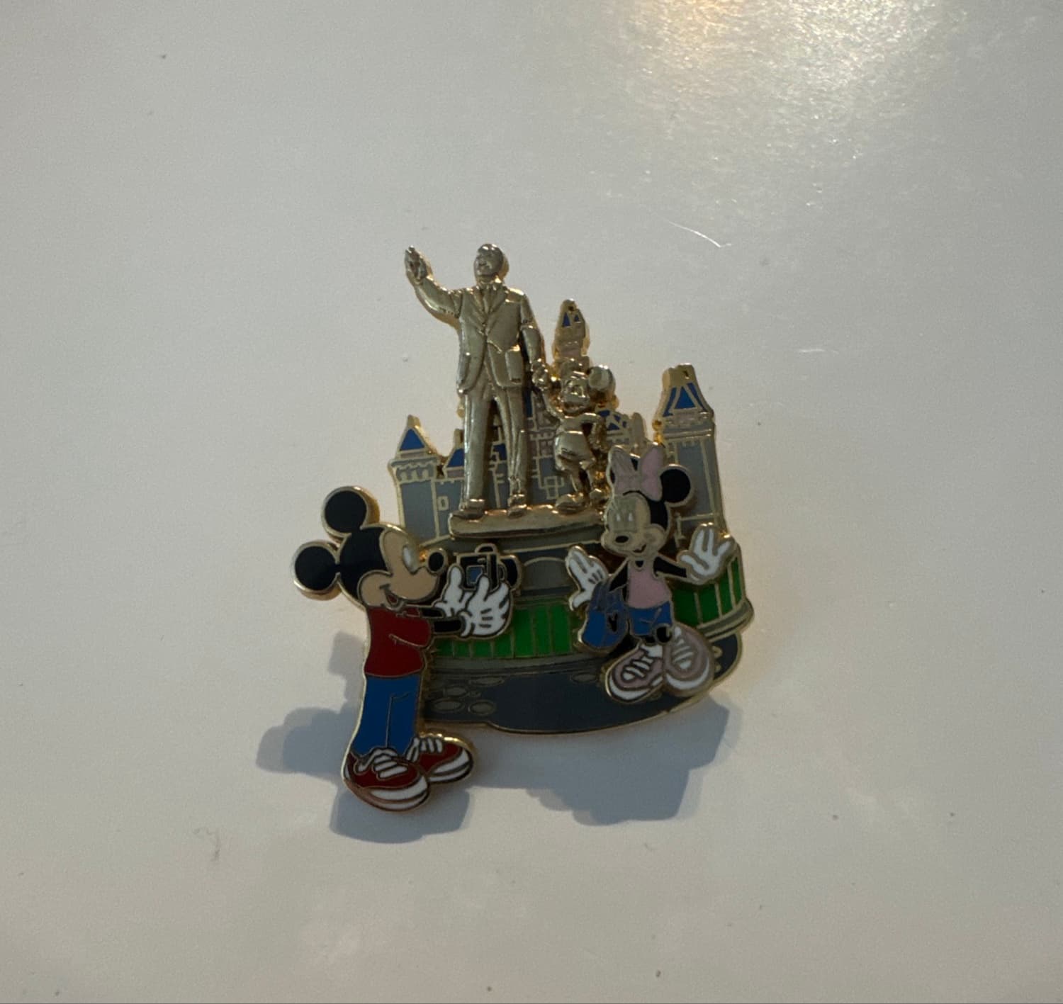 WDW Partners Statue Mickey & Minnie Taking A Picture Pin
