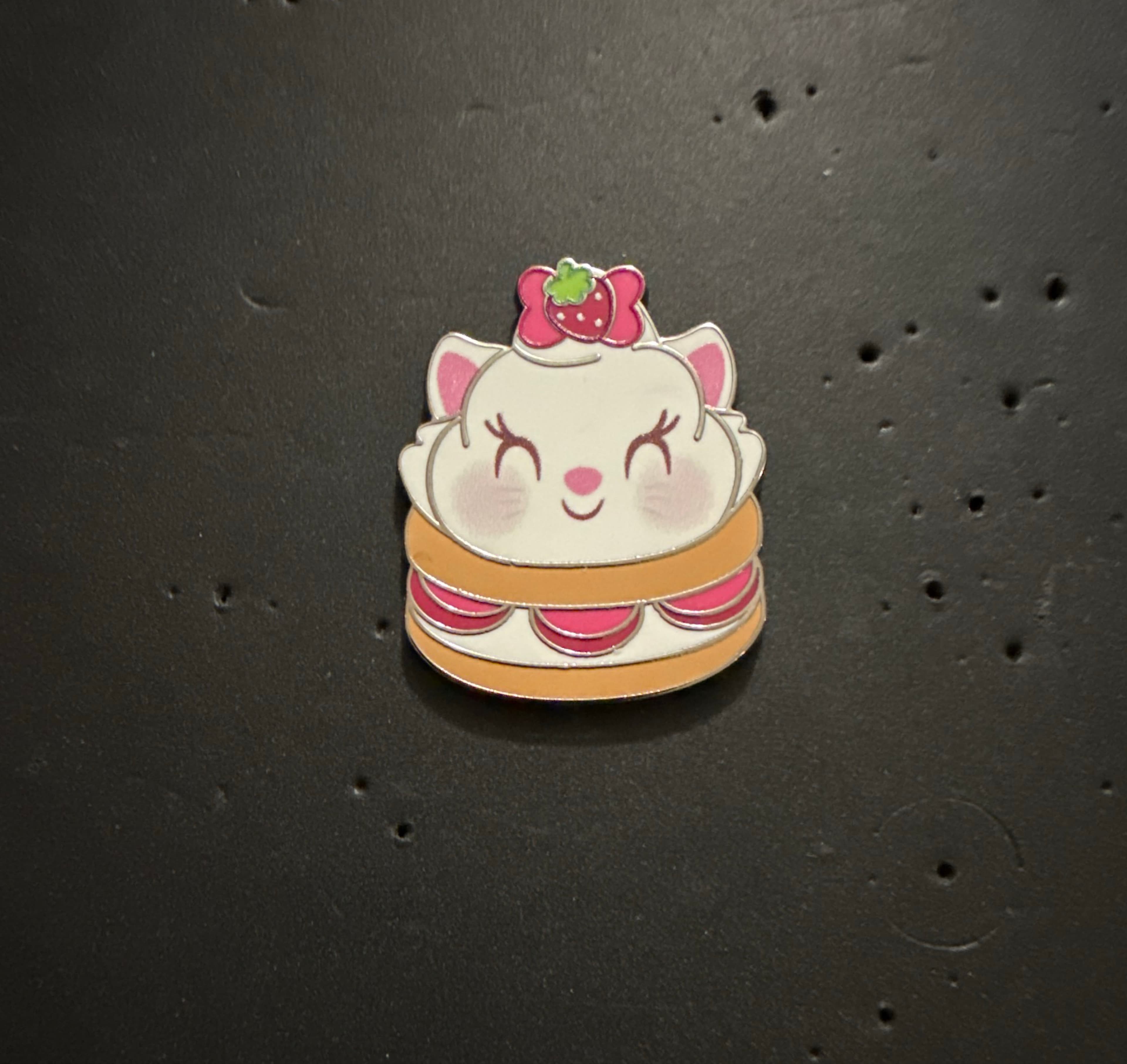 Marie Strawberry Pound Cake - Munchlings Mystery Collection (Series 4) front