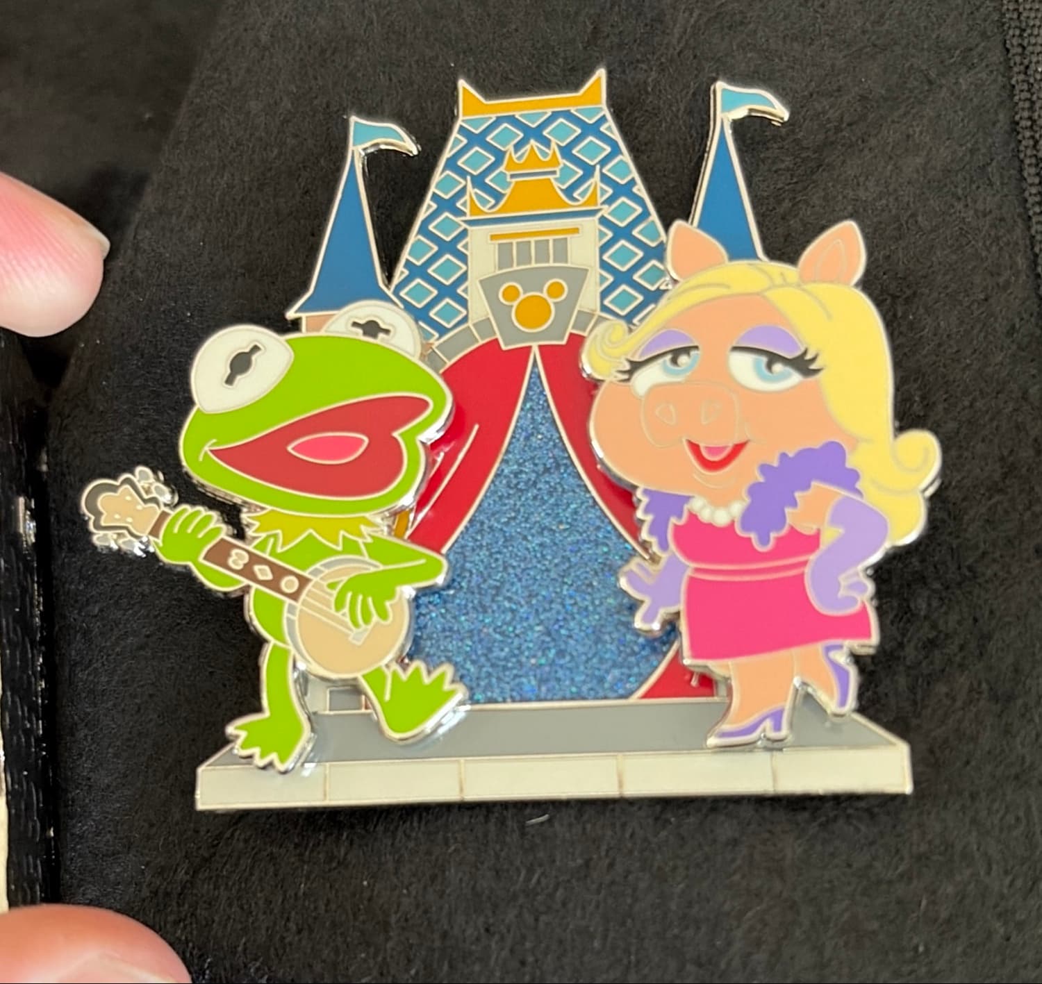 Kermit and Miss Piggy Build a Pin front