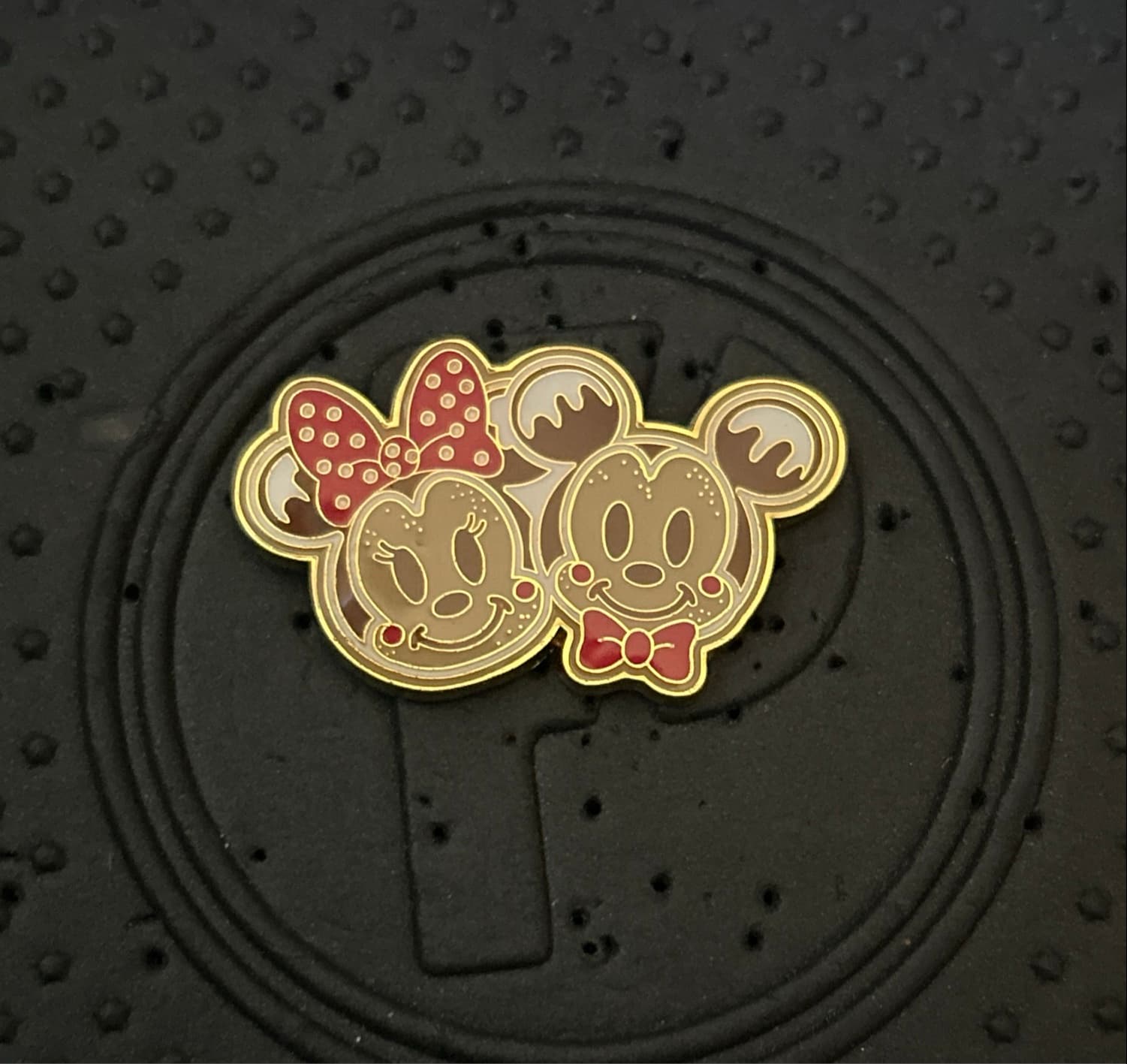 Disney Store 2020 Holiday Cheer Gingerbread Mickey and Minnie Mouse Pin front