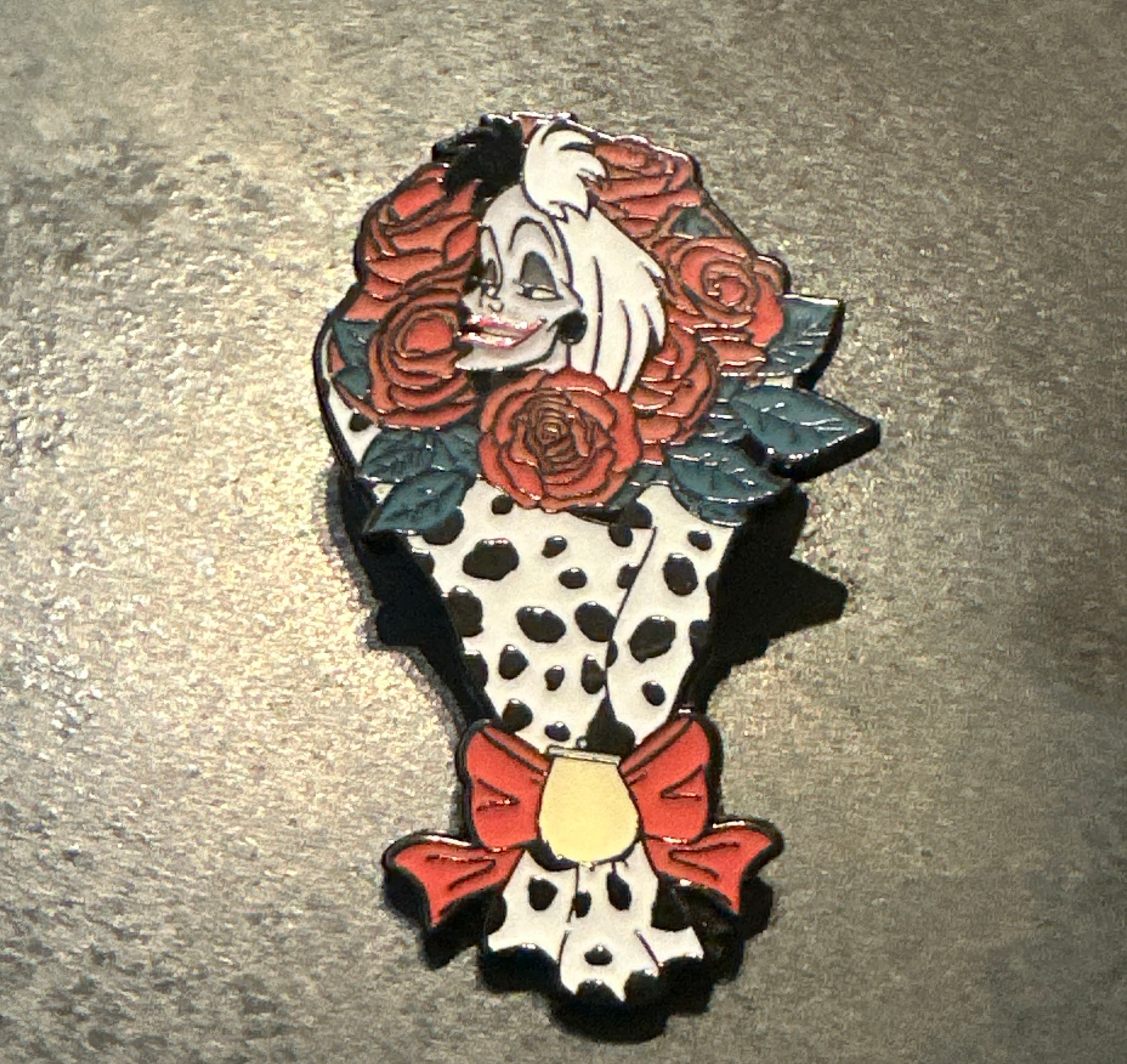 Loungefly Disney Villains Character Bouquet - Cruella De Vil Pin front