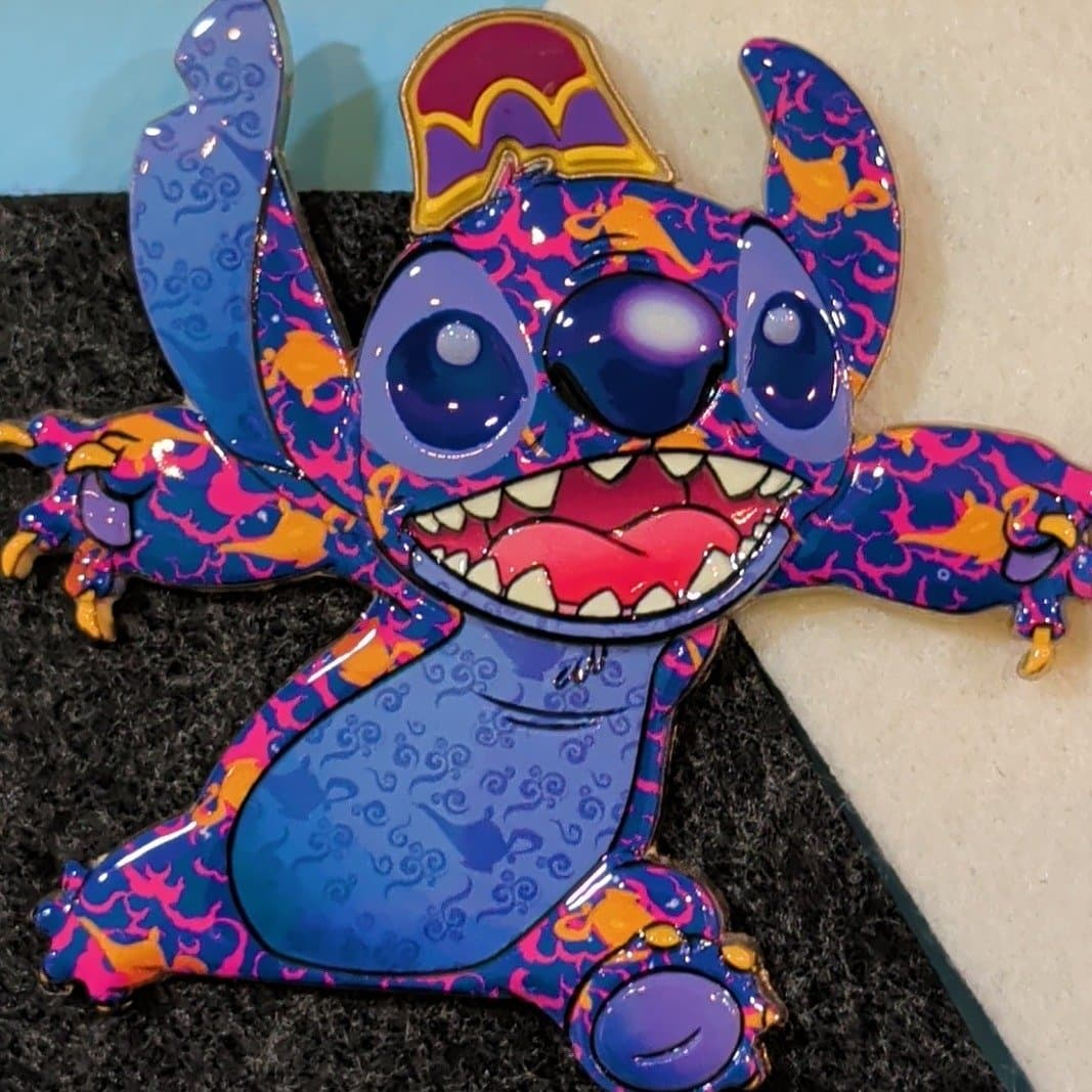 Stitch Crashes Disney - Aladdin Pin front