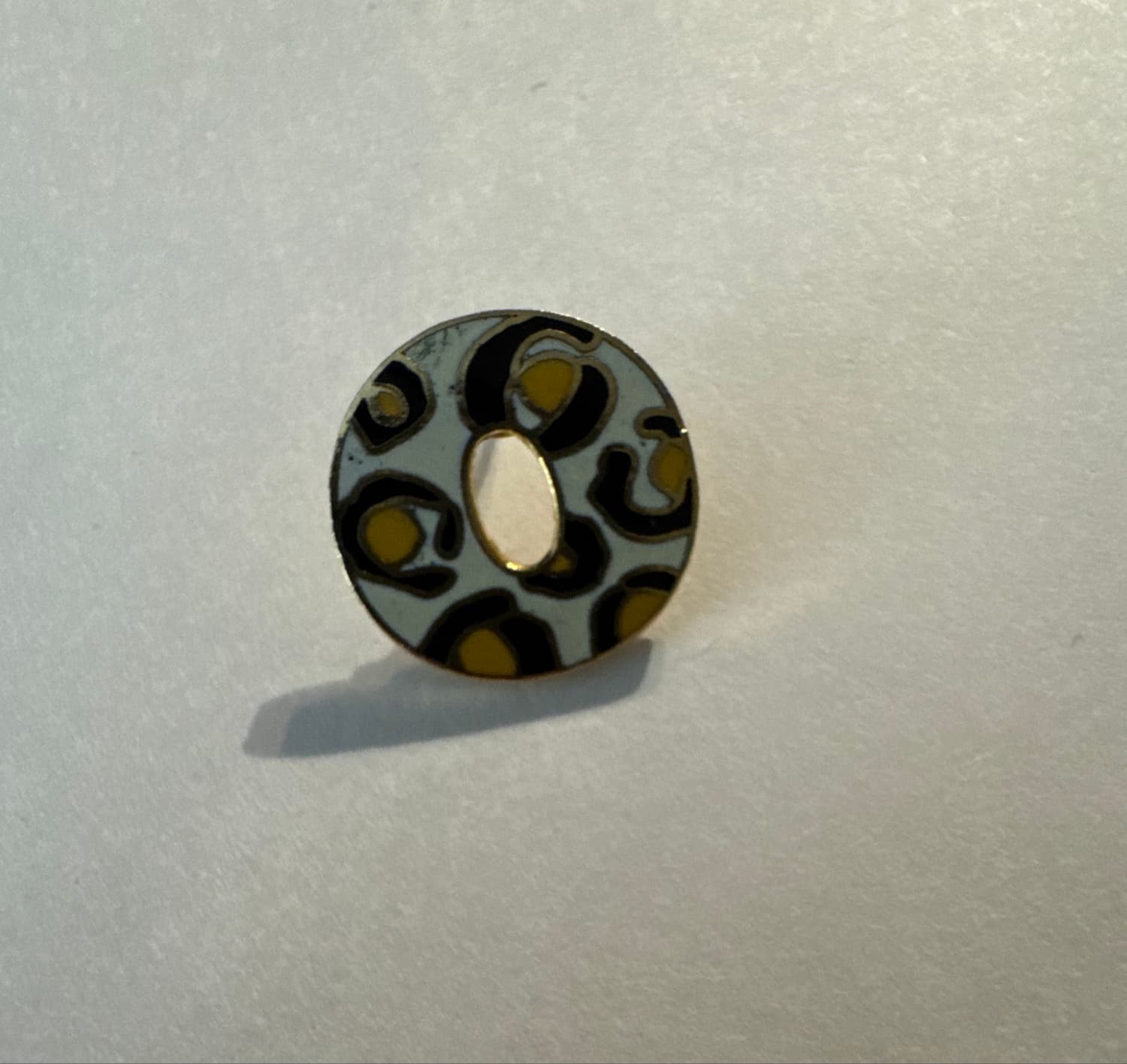 Animal Kingdom 2000 Animal Print Numbers - Leopard '0' Pin front