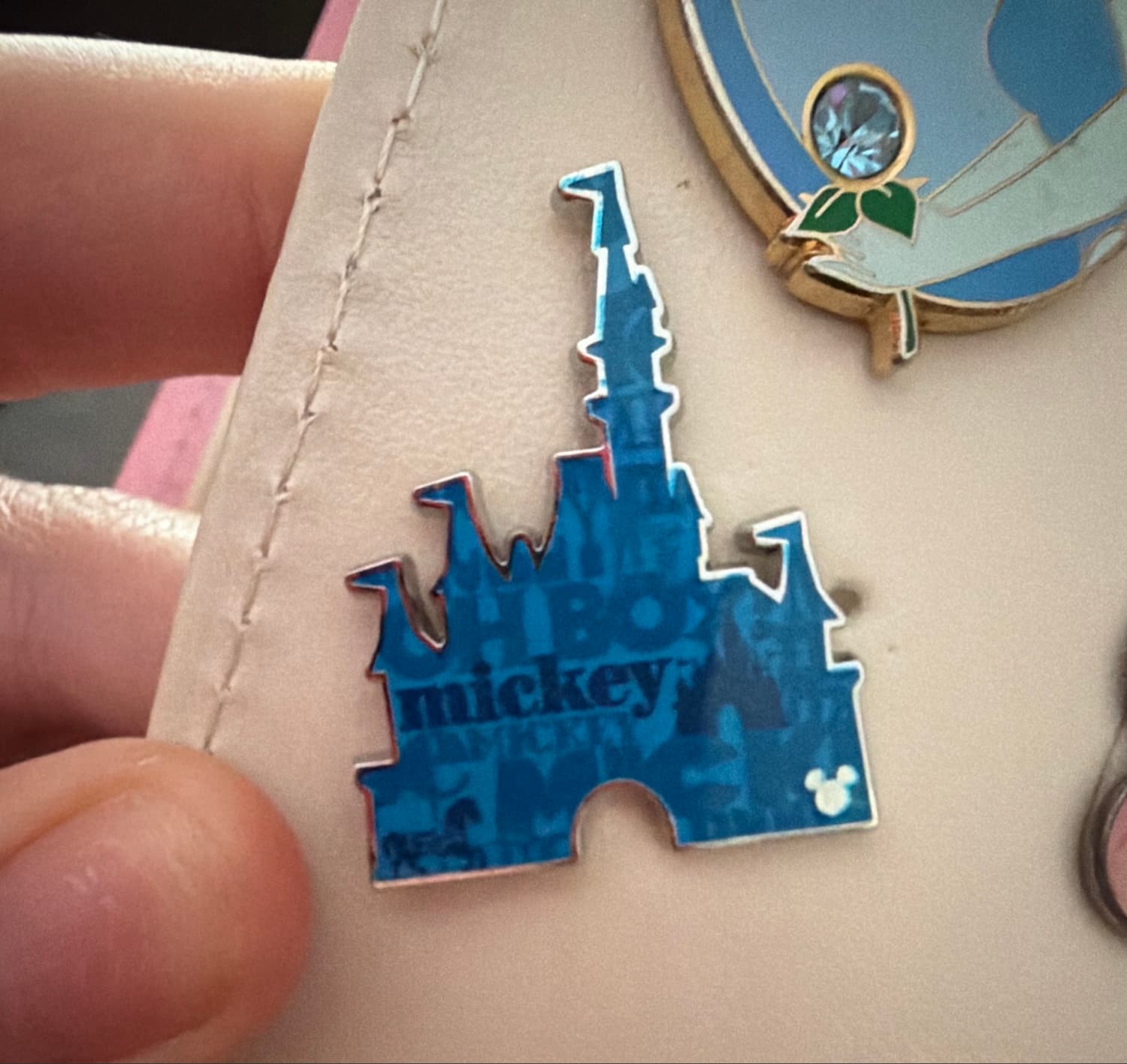 WDW Hidden Disney Series 2025 Wave A: Castles - Oh Boy! Mickey! Partner's Statue and Park Icons - 1 of 5 front