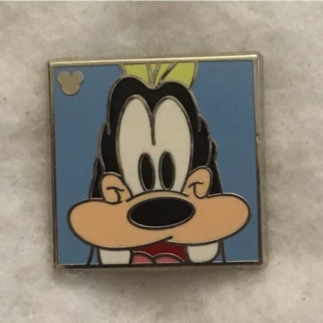 Hidden Mickey 2012 DLR - Faces - Goofy front