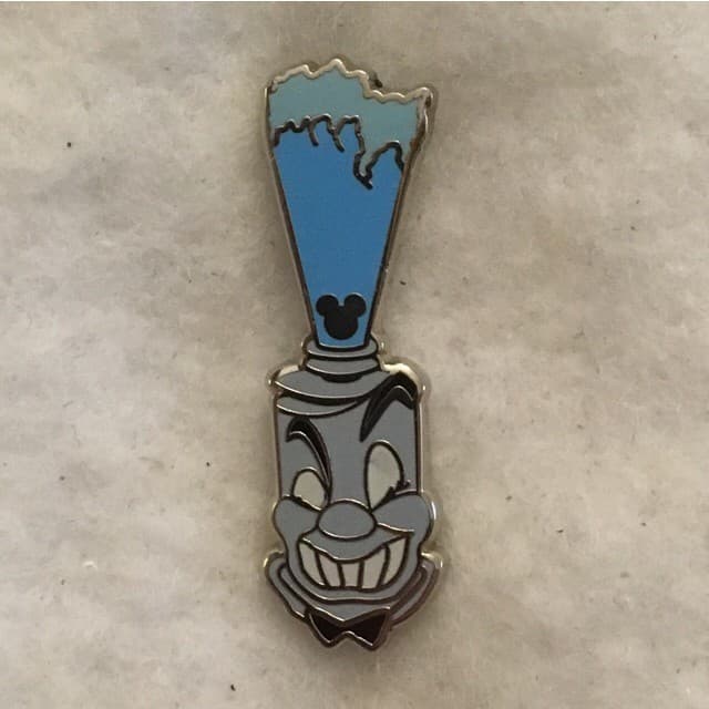 Hidden Mickey 2011 DLR - Fountains - Geyser front