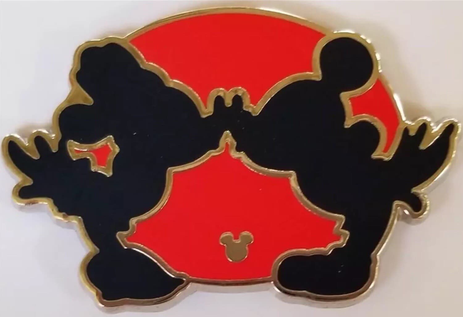 Hidden Mickey 2018 DLR - Mickey Silhouettes - Kissing
